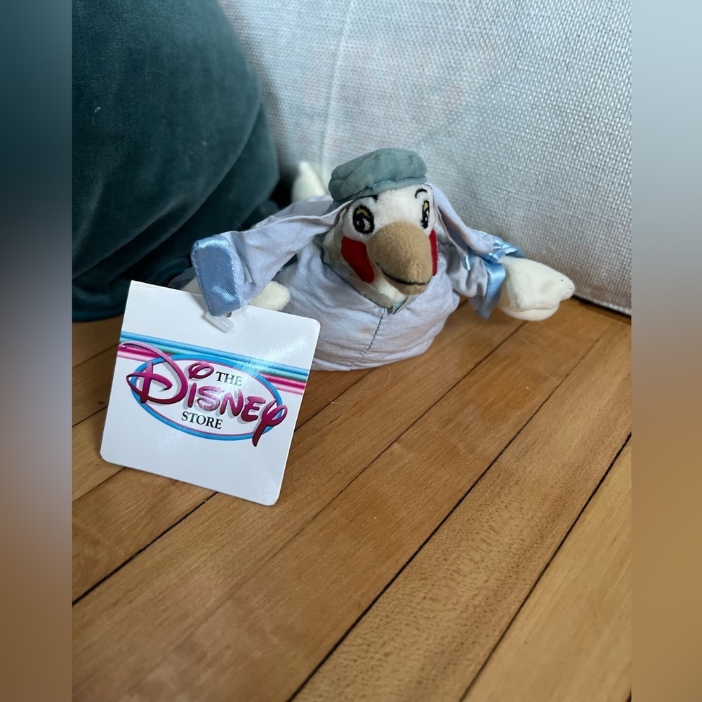 Disney Store Robin Hood‎ Lady Kluck 7" Bean Bag with original tags
